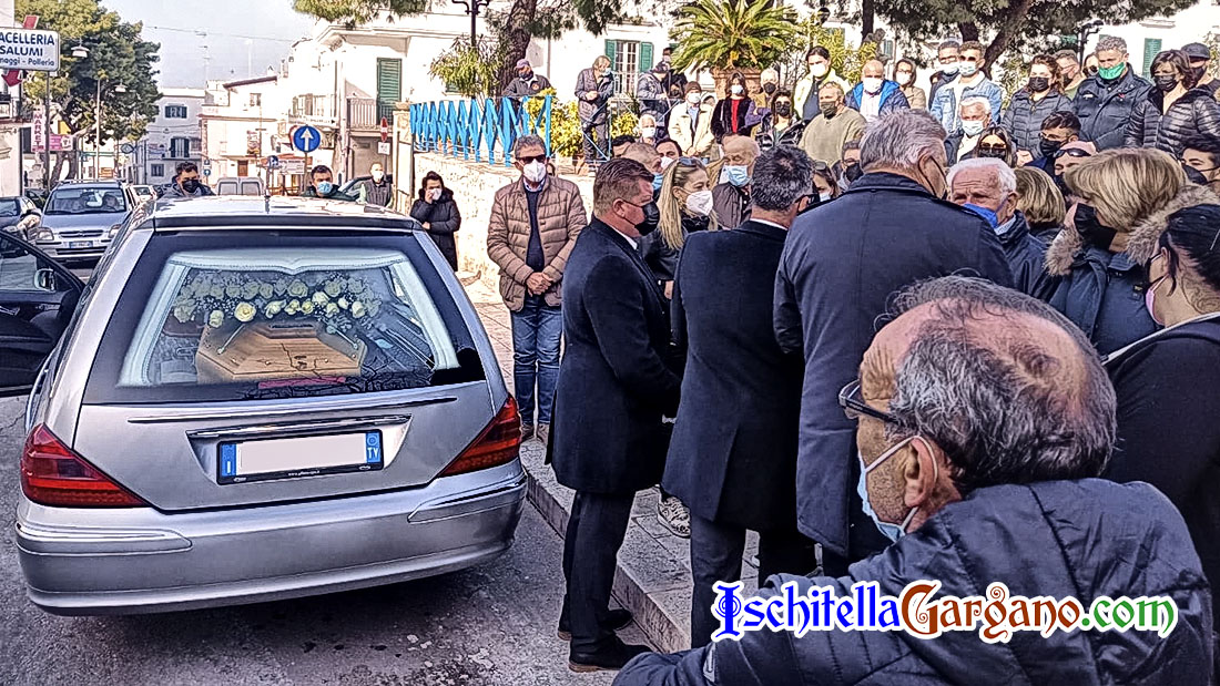 Peschici, l’ultimo saluto a Michele Mastromatteo. Foto Funerali di Michele Mastromatteo