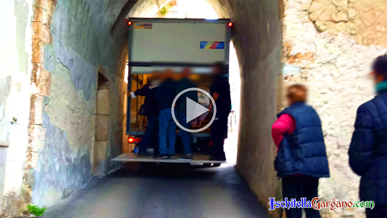 Ischitella, camion resta incastrato in una antica porta medievale (VIDEO) Ischitella, camion resta incastrato in una antica porta medievale (VIDEO)