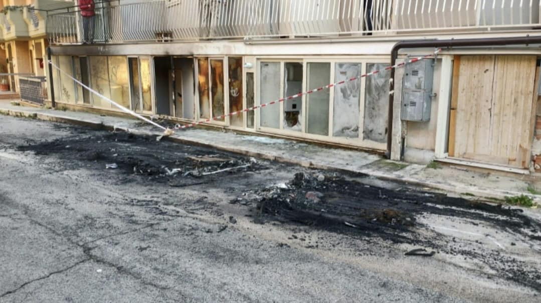 San Giovanni Rotondo, incendiata auto ad un ispettore di polizia locale San Giovanni Rotondo, incendiata auto ad un ispettore di polizia locale