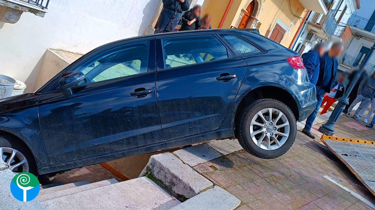 Ischitella. Auto precipita e finisce in un seminterrato: nessun ferito Ischitella. Auto precipita e finisce in un seminterrato: nessun ferito