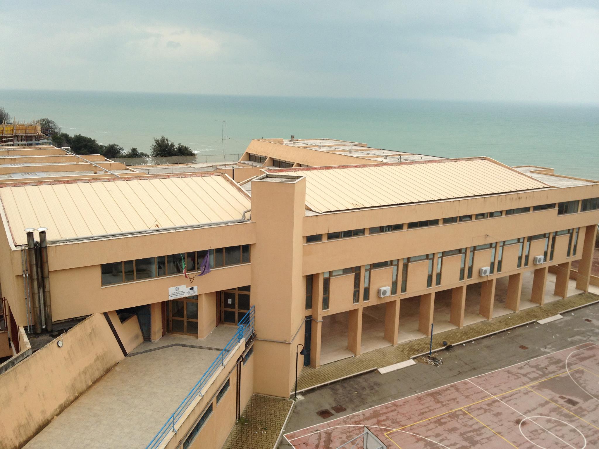 Rodi Garganico, atto vandalico notturno all’istituto Mauro Del Giudice Rodi Garganico, atto vandalico notturno all’istituto Mauro Del Giudice
