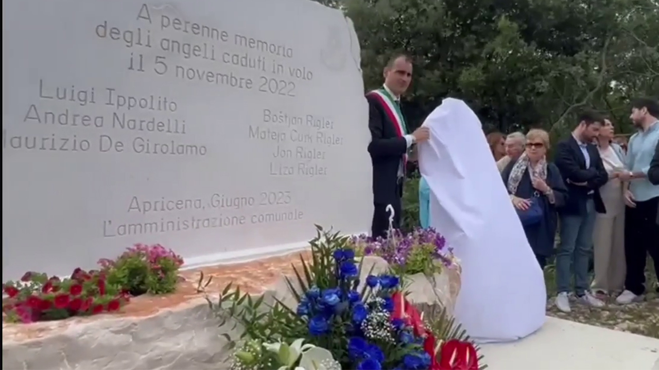 Inaugurazione cippo commemorativo: Apricena ricorda gli ‘angeli caduti in volo’ (VIDEO) Inaugurazione cippo commemorativo: Apricena ricorda gli ‘angeli caduti in volo’ (VIDEO)