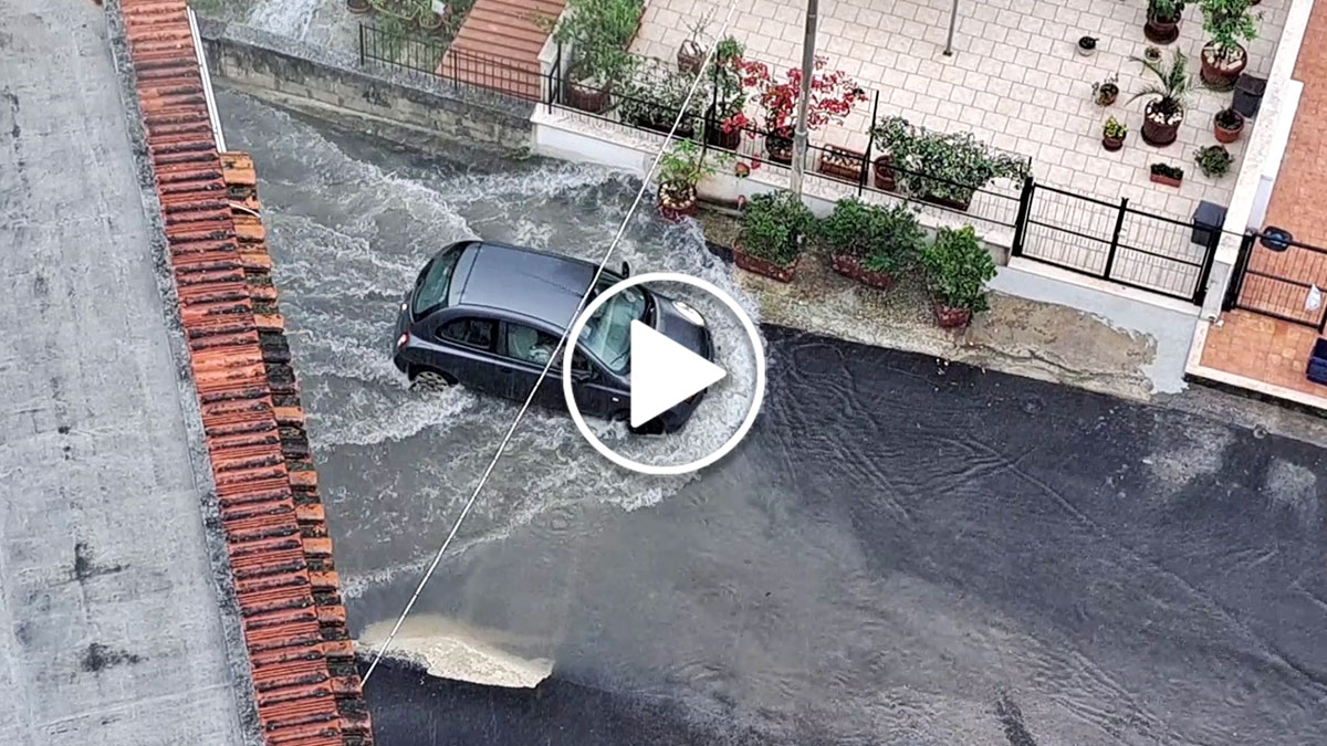 Bomba d’acqua sul Gargano nord, strade come laghi (VIDEO) Bomba d’acqua sul Gargano nord, strade come laghi (VIDEO)