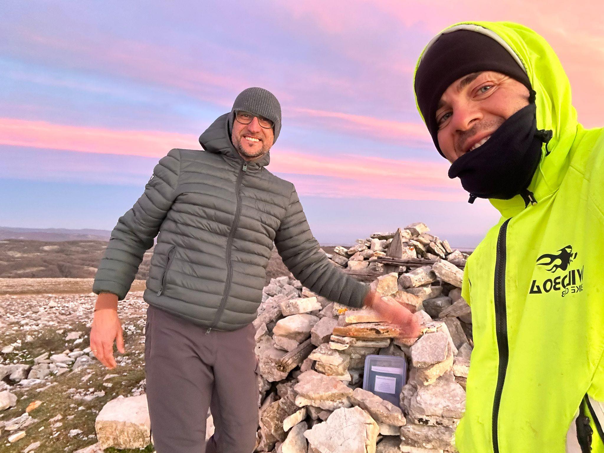 A Monte Calvo due box contenenti un diario e un romanzo lungo il sentiero A Monte Calvo due box contenenti un diario e un romanzo lungo il sentiero