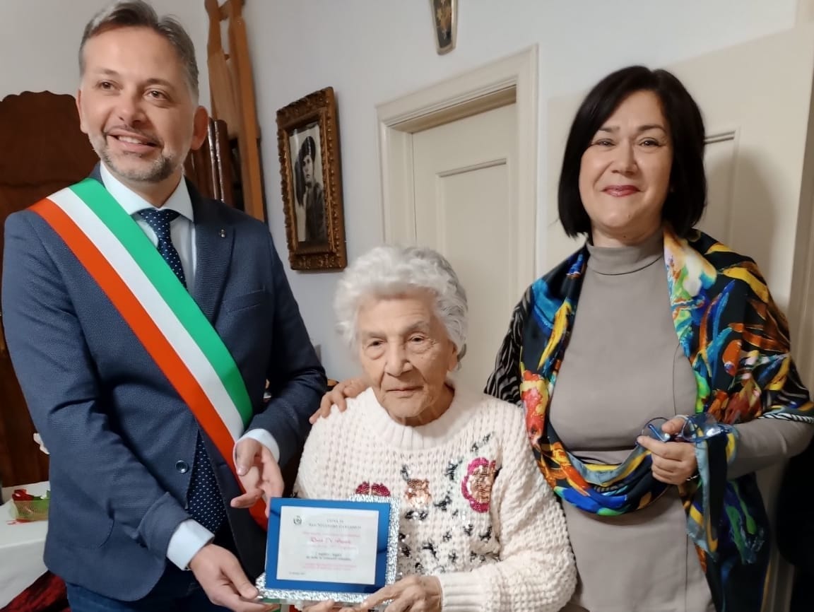 Nonna Rosa spegne 100 candeline, una nuova centenaria a San Nicandro Garganico Nonna Rosa spegne 100 candeline, una nuova centenaria a San Nicandro Garganico