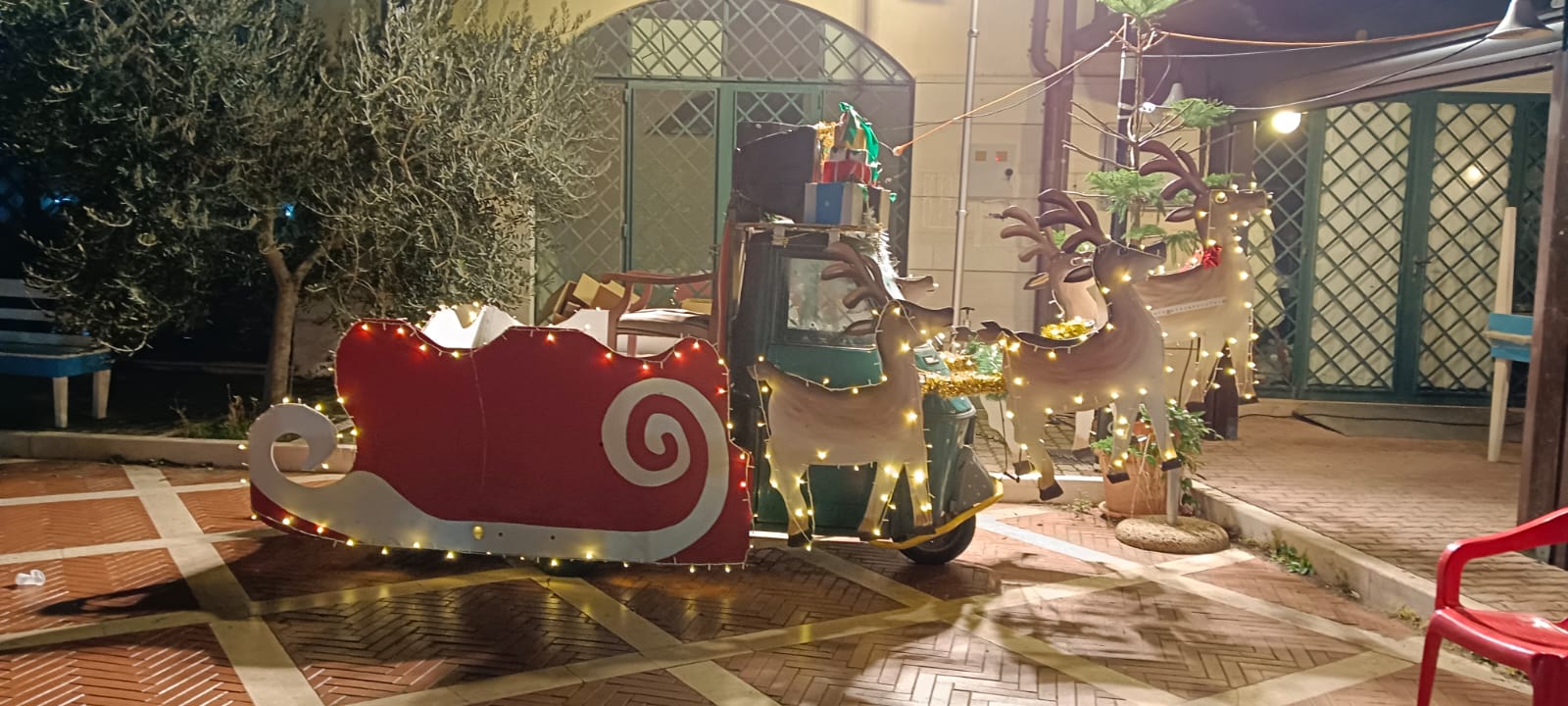 Babbo Natale vien dal mar a Foce Varano: canti, musica e luci in piazzetta Babbo Natale vien dal mar a Foce Varano: canti, musica e luci in piazzetta