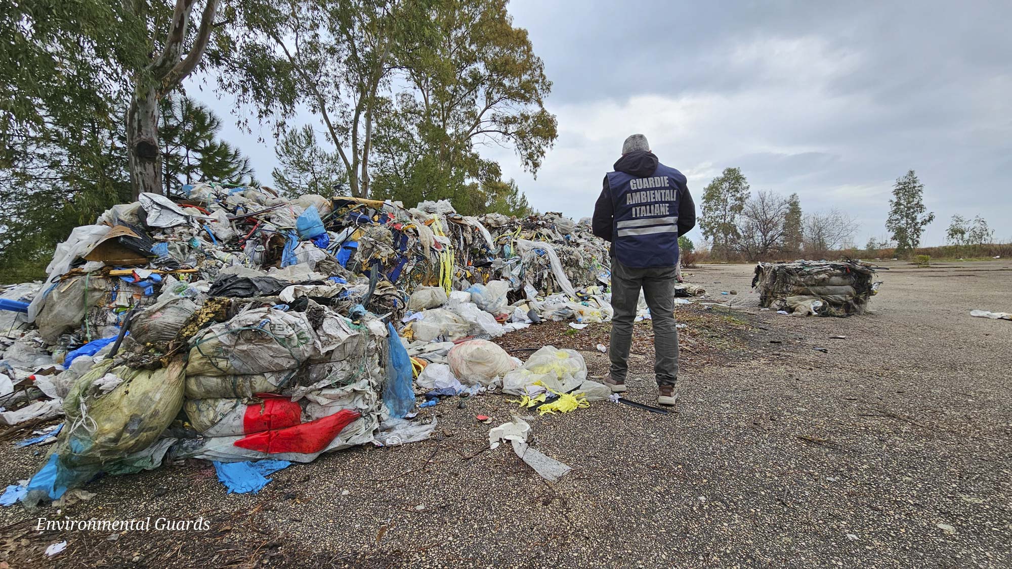 1000 quintali di ecoballe abbandonate illecitamente alle porte di Manfredonia 1000 quintali di ecoballe abbandonate illecitamente alle porte di Manfredonia