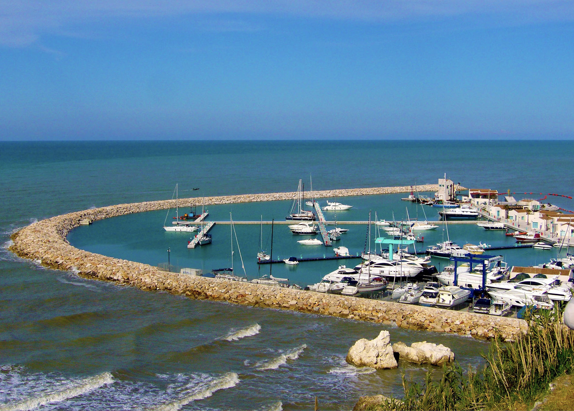 Rodi e Vico del Gargano: 4,5 milioni per proteggere il Porto Turistico e contrastare l’erosione Rodi e Vico del Gargano: 4,5 milioni per proteggere il Porto Turistico e contrastare l’erosione