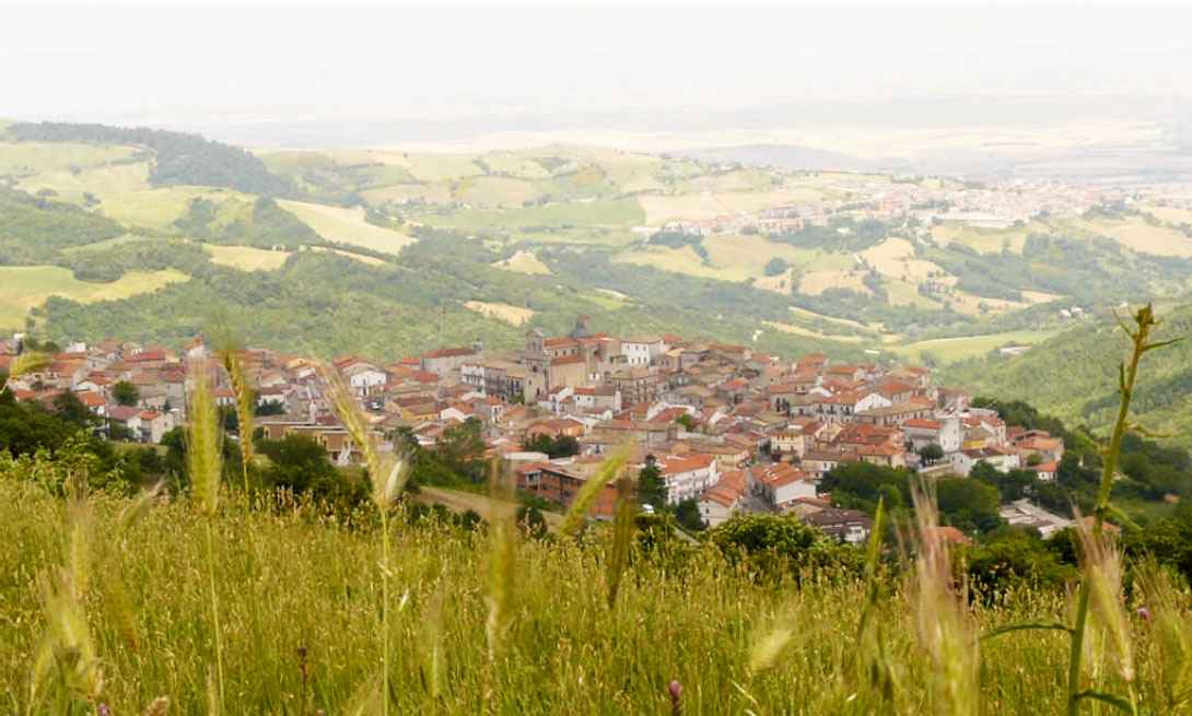 Faeto compie 755 anni: borgo addobbato di bianco, rosso, giallo e blu Faeto compie 755 anni: borgo addobbato di bianco, rosso, giallo e blu