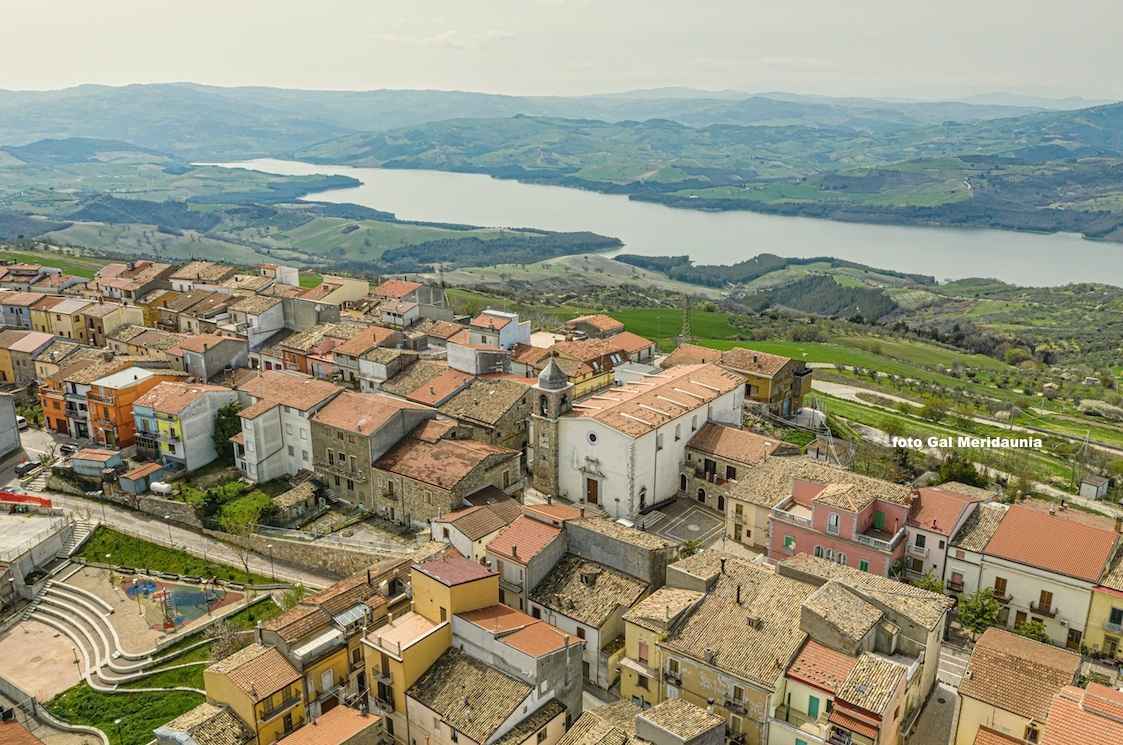 Sulla vetta di Monte S. Giovanni per ammirare dall’alto Carlantino e la diga Sulla vetta di Monte S. Giovanni per ammirare dall’alto Carlantino e la diga