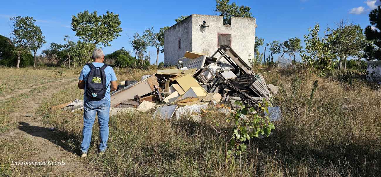 Cataste di rifiuti abbandonati a Manfredonia, individuati col drone nella Riviera Sud Cataste di rifiuti abbandonati a Manfredonia, individuati col drone nella Riviera Sud