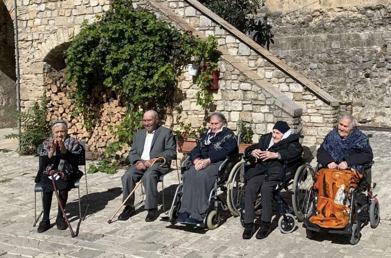 100 candeline, 6 figli, 12 nipoti e 8 pronipoti: a Orsara la festa di Maria Anna 100 candeline, 6 figli, 12 nipoti e 8 pronipoti: a Orsara la festa di Maria Anna