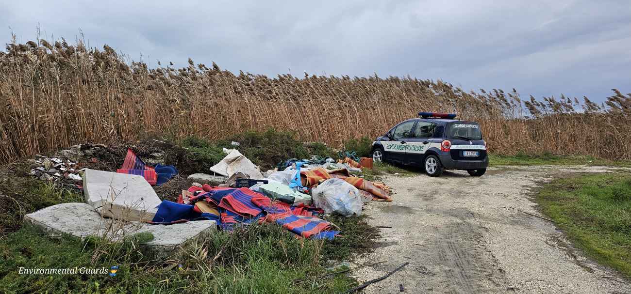 Manfredonia, rifiuti abbandonati deturpano area Protetta. Guardie Ambientali: “È una vergogna!” Manfredonia, rifiuti abbandonati deturpano area Protetta. Guardie Ambientali: “È una vergogna!”
