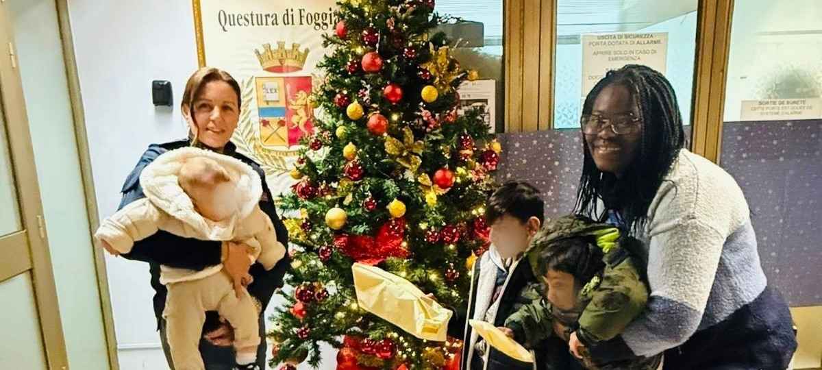 La Polizia di Stato porta gioia e doni ai bambini dell’Ufficio Immigrazione di Foggia La Polizia di Stato porta gioia e doni ai bambini dell’Ufficio Immigrazione di Foggia