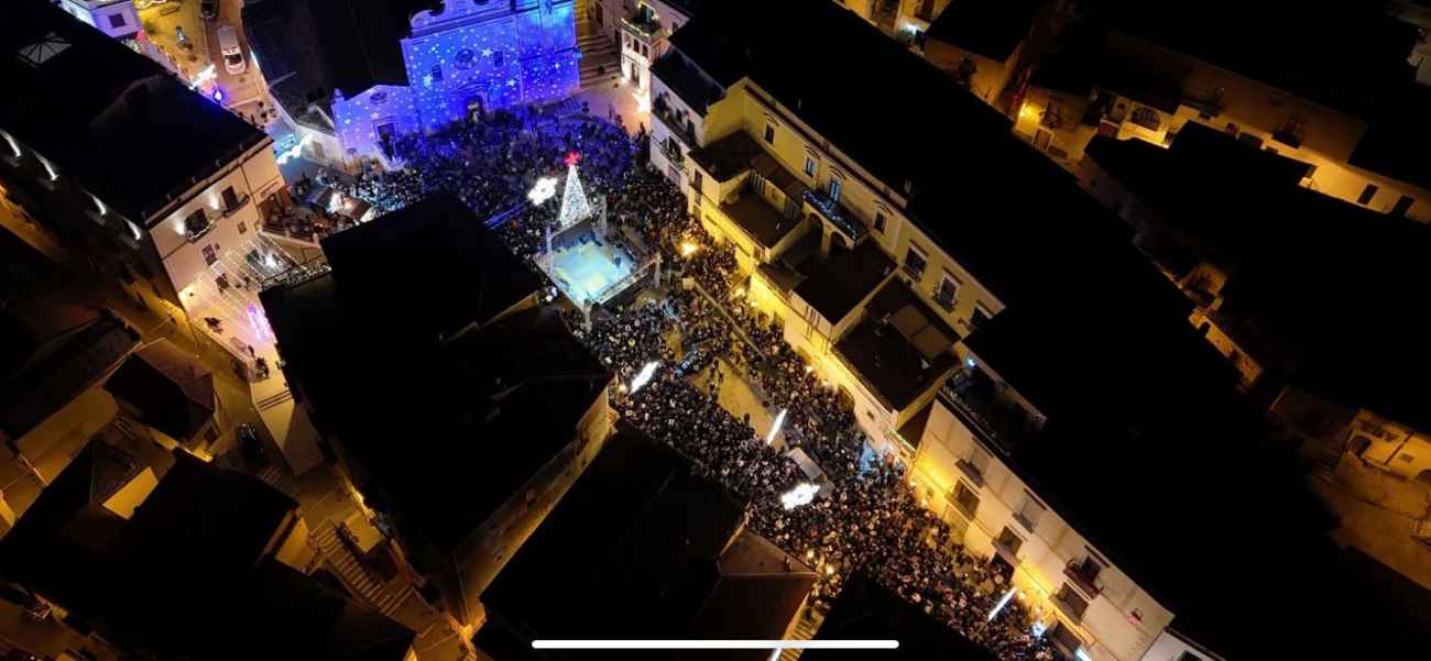Bagno di folla a Candela per il volo della Befana Bagno di folla a Candela per il volo della Befana