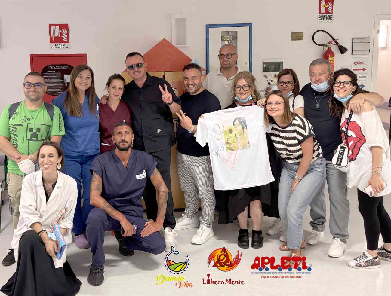 Gigi D’Alessio abbraccia i piccoli guerrieri del Policlinico di Bari Gigi D’Alessio abbraccia i piccoli guerrieri del Policlinico di Bari