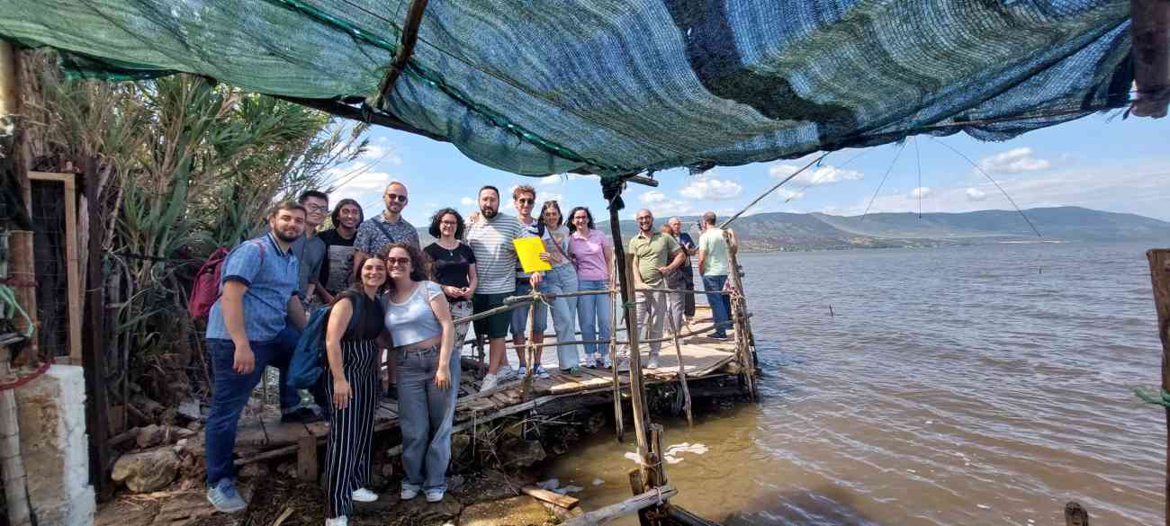 La tradizione popolare dauna risuona nel presente: i concerti finali di “Voci e suoni dal Gargano ai Monti Dauni” Lago di Varano, momento formativo di Voci e Suoni dal Gargano ai Monti Dauni