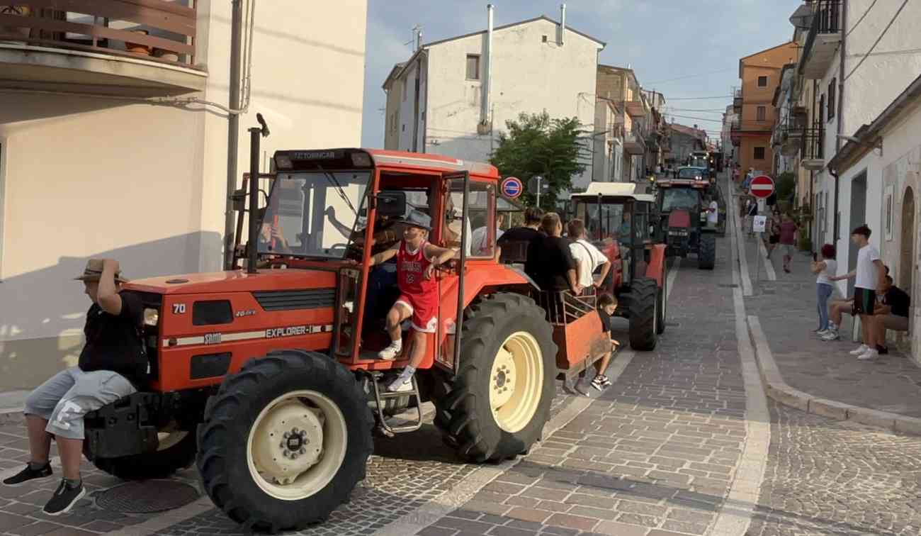 La grande parata dei trattori per la Festa degli Agricoltori a Carlantino La grande parata dei trattori per la Festa degli Agricoltori a Carlantino