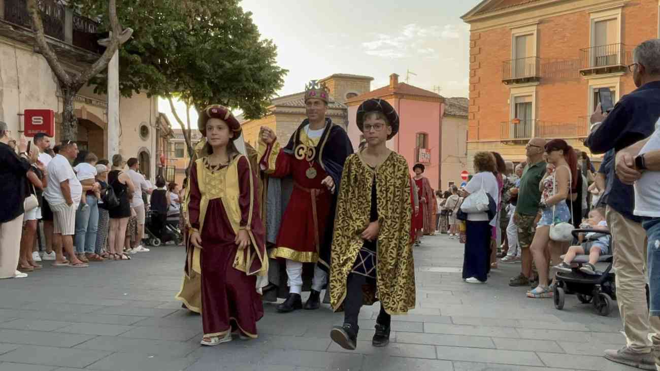 La storia che rivive a Orsara con 200 figuranti, musici e sbandieratori La storia che rivive a Orsara con 200 figuranti, musici e sbandieratori
