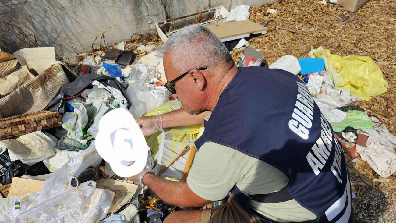 Manfredonia, rifiuti nella zona PIP/D46: le Guardie Ambientali Italiane scoprono l’ennesimo scempio Manfredonia, rifiuti nella zona PIP/D46: le Guardie Ambientali Italiane scoprono l’ennesimo scempio
