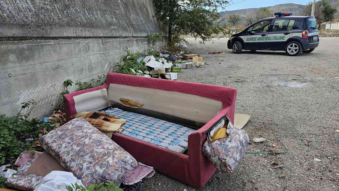 Manfredonia, sempre più rifiuti abbandonati nei pressi dell’area mercatale Scaloria Manfredonia, sempre più rifiuti abbandonati nei pressi dell’area mercatale Scaloria