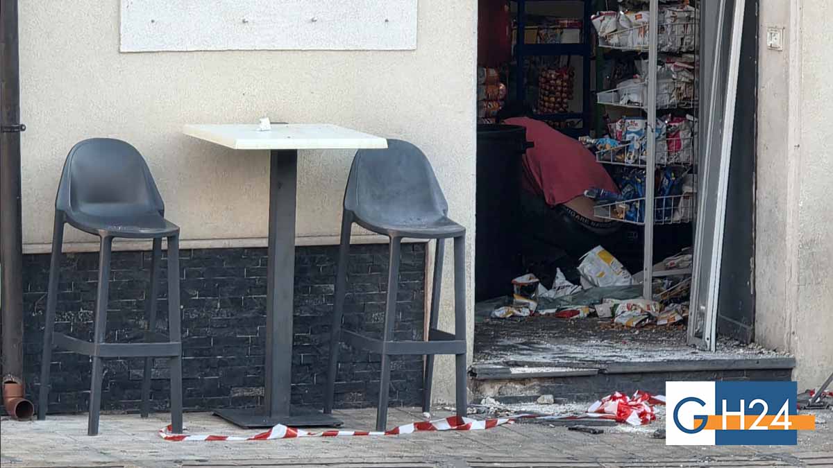Ischitella, esplosione in piazza: bar colpito da un ordigno Ischitella, esplosione in piazza: bar colpito da un ordigno