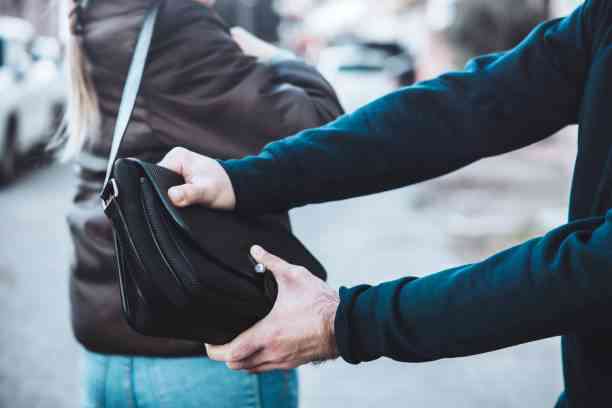 Manfredonia, furti con strappo: arrestato 66enne che prendeva di mira donne anziane Manfredonia, furti con strappo: arrestato 66enne che prendeva di mira donne anziane