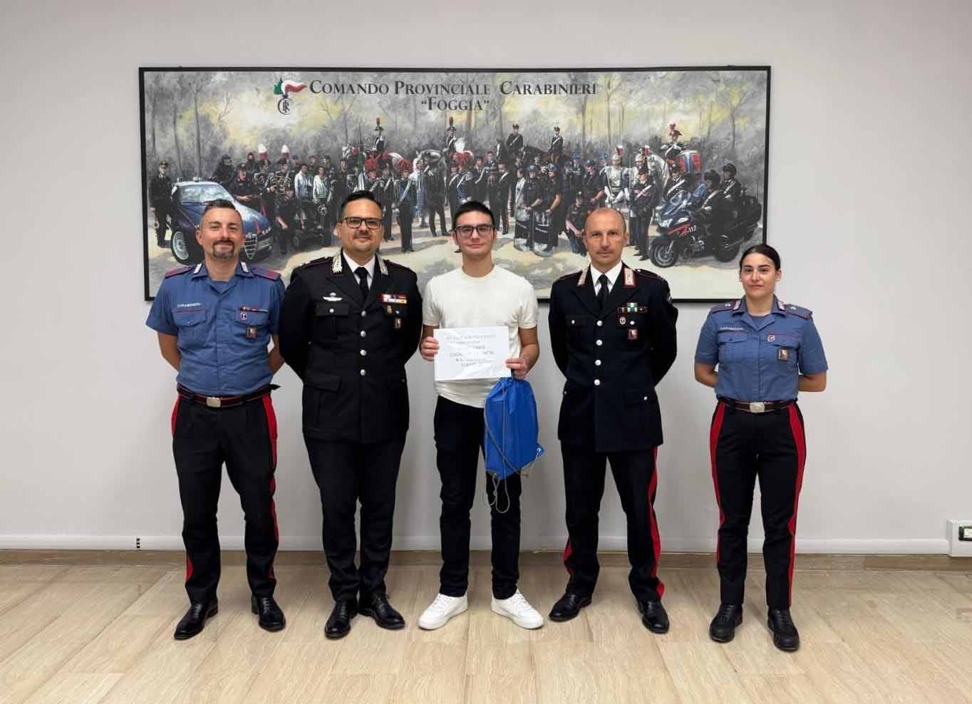 Foggia, studente dedica la tesina ai Carabinieri: accolto con onore nella sede dell’Arma Foggia, studente dedica la tesina ai Carabinieri: accolto con onore nella sede dell’Arma