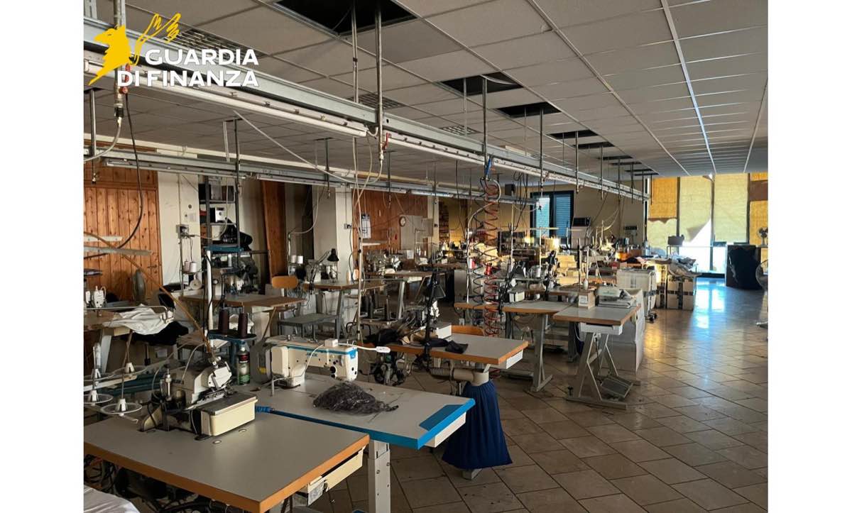 Abiti griffati e marchi falsi: sequestrati oltre 100mila capi di abbigliamento nella BAT Abiti griffati e marchi falsi: sequestrati oltre 100mila capi di abbigliamento nella BAT