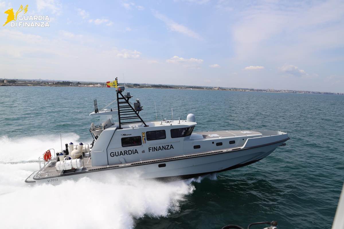 Guardia di Finanza ferma veliero sospetto: in manette un latitante internazionale Guardia di Finanza ferma veliero sospetto: in manette un latitante internazionale