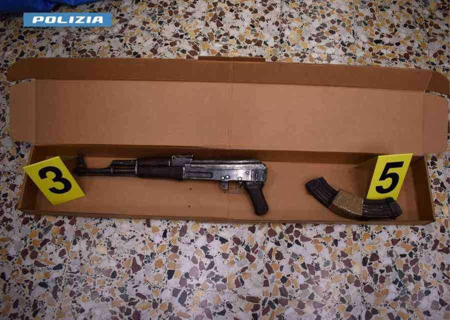 Kalashnikov e munizioni in un’abitazione privata: blitz della Squadra Mobile a San Severo Kalashnikov e munizioni in un’abitazione privata: blitz della Squadra Mobile a San Severo