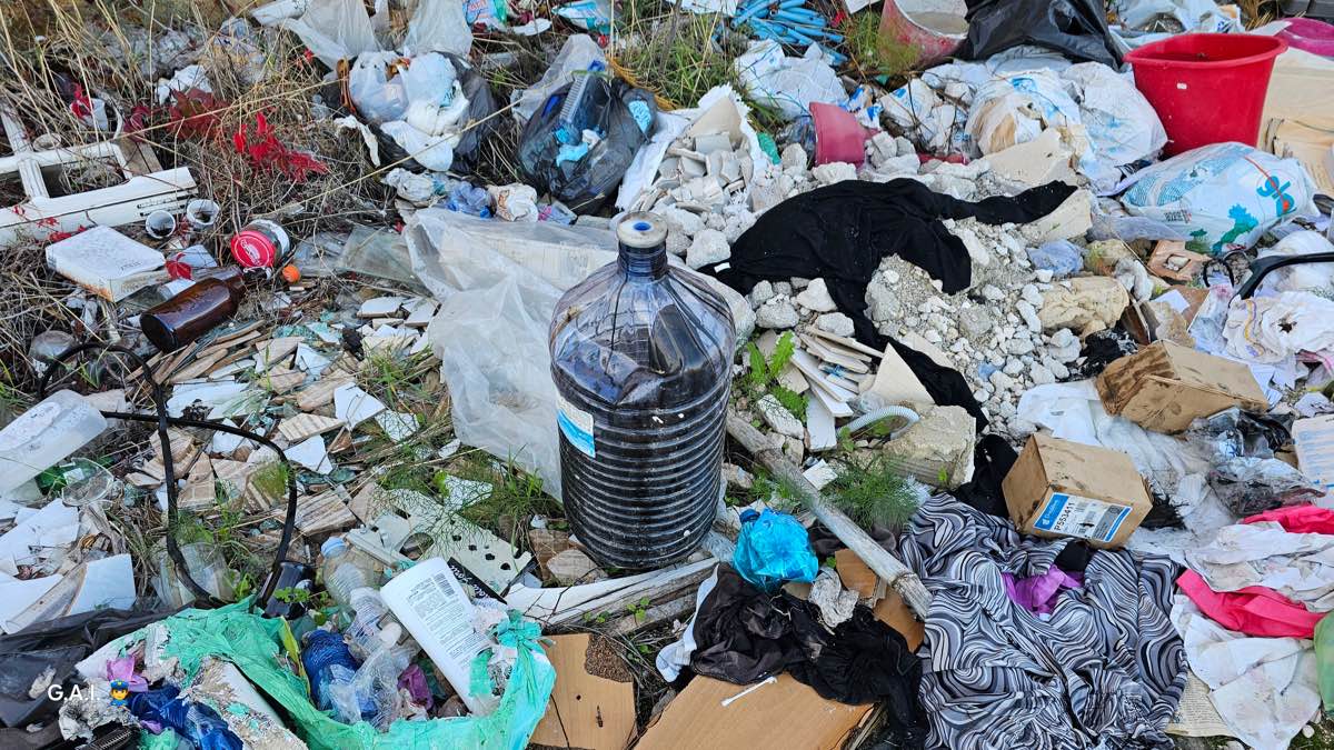 Manfredonia, Guardie Ambientali Italiane: “Strada che conduce a zona Silac è una discarica a cielo aperto” Manfredonia, Guardie Ambientali Italiane: “Strada che conduce a zona Silac è una discarica a cielo aperto”