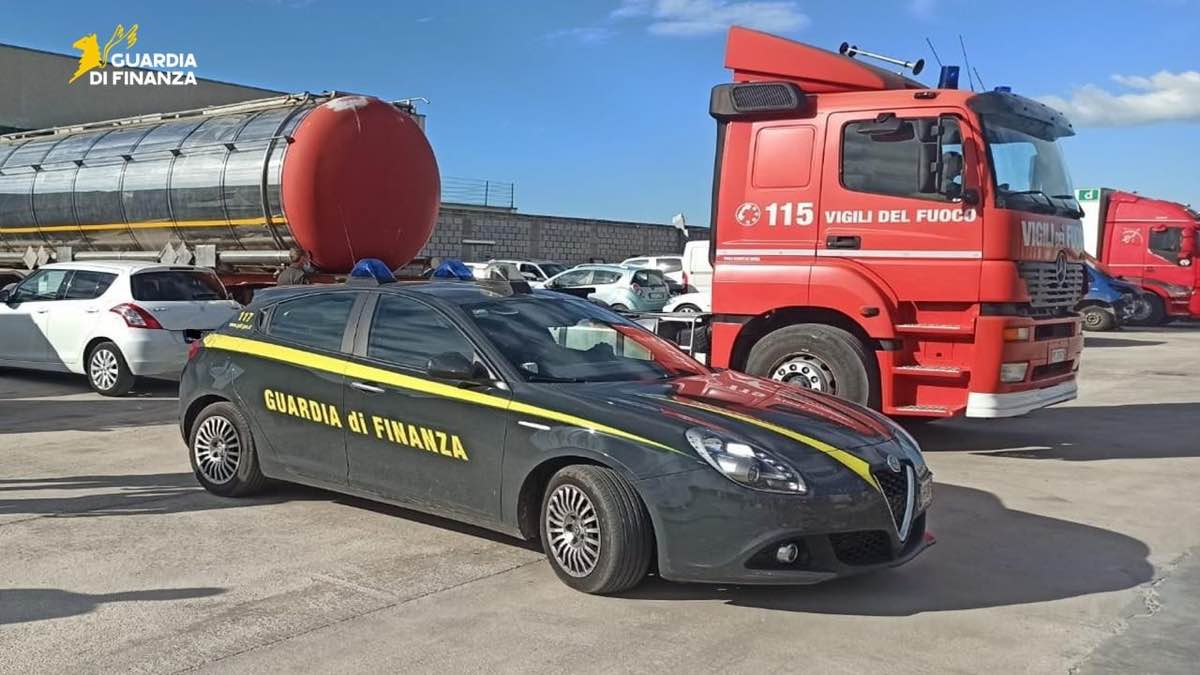 Contrabbando di gasolio agricolo nel foggiano: confiscato e donato ai Vigili del Fuoco Contrabbando di gasolio agricolo nel foggiano: confiscato e donato ai Vigili del Fuoco