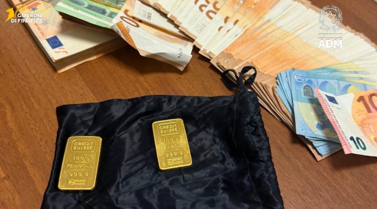 Passeggero polacco fermato con 37mila euro tra contanti e lingotti d’oro all’aeroporto di Bari Passeggero polacco fermato con 37mila euro tra contanti e lingotti d’oro all’aeroporto di Bari