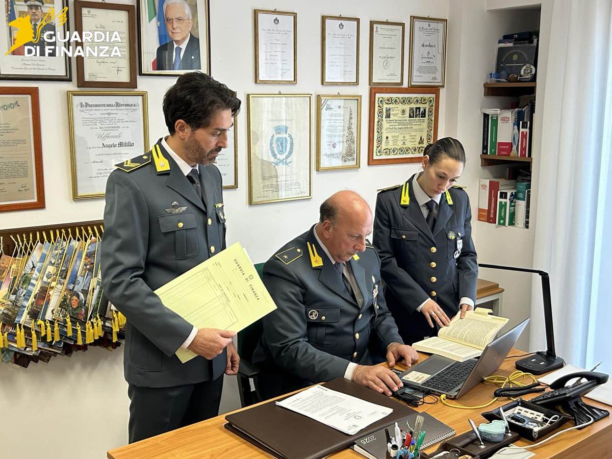 Carburanti e favori in cambio di coperture: Sequestrate due aziende di prodotti petroliferi Carburanti e favori in cambio di coperture: Sequestrate due aziende di prodotti petroliferi
