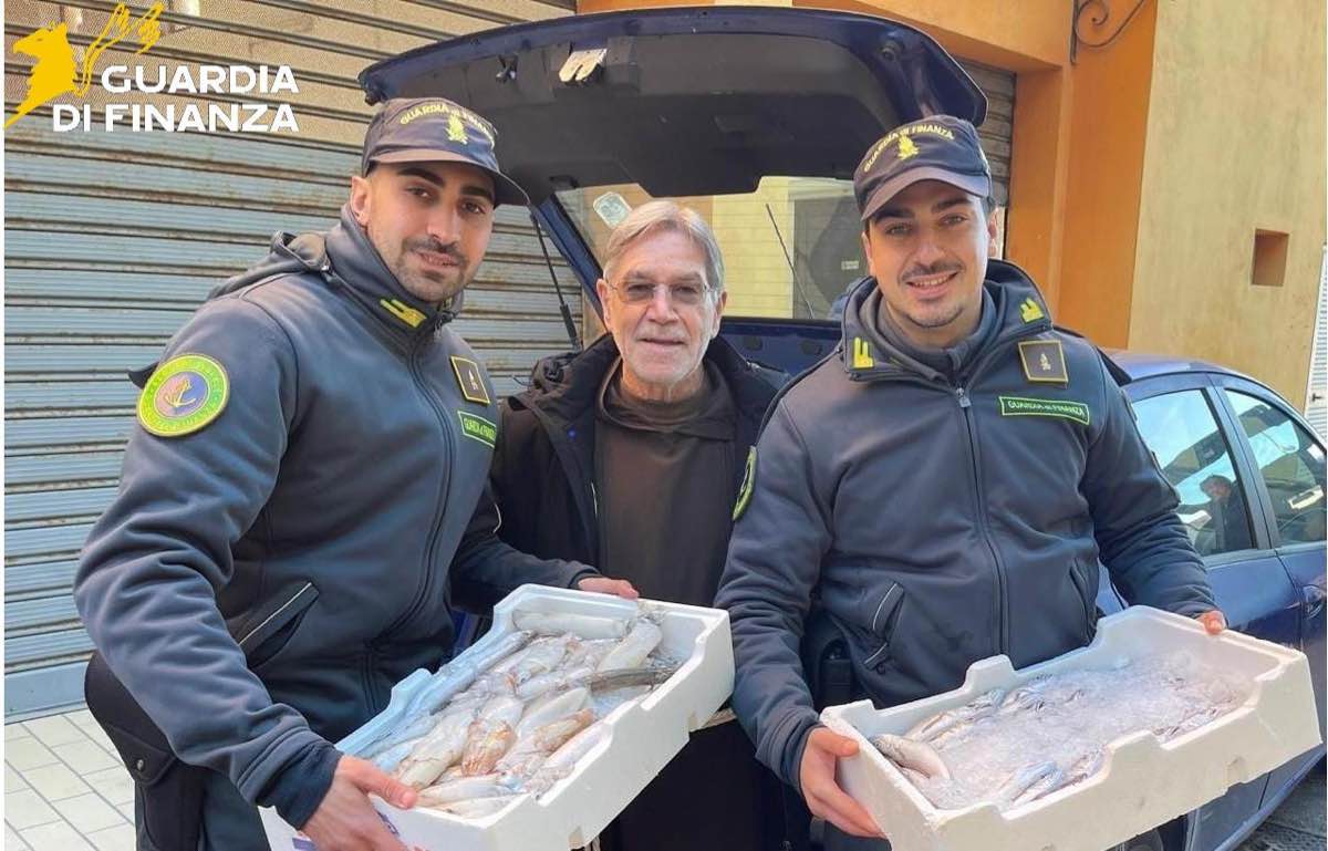 Sequestrati 130 kg di pesce senza tracciabilità a Termoli: sanzionato un trasportatore Sequestrati 130 kg di pesce senza tracciabilità a Termoli: sanzionato un trasportatore