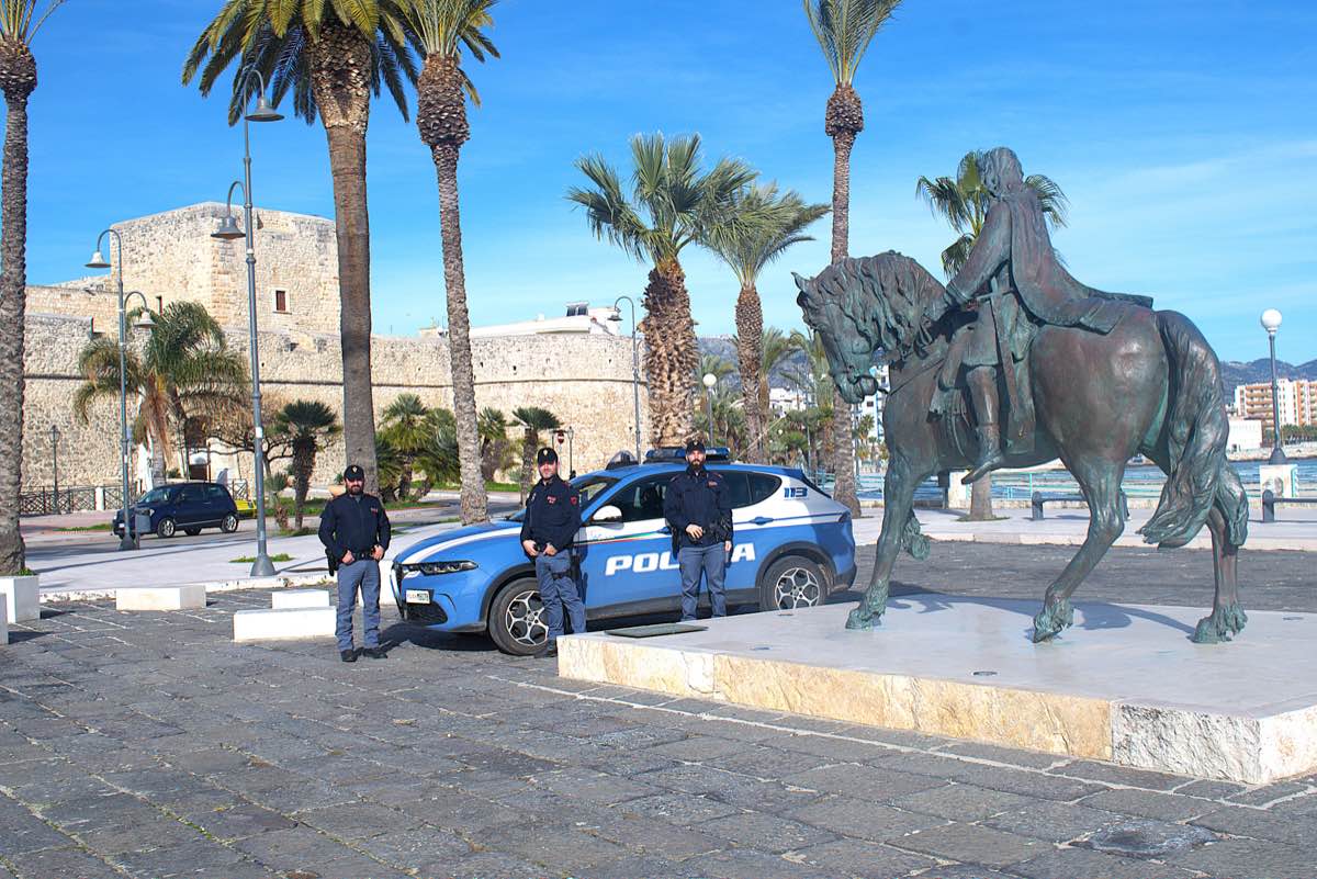 Manfredonia, donna avvolta dalle fiamme: la Polizia interviene in tre minuti e salva due vite Manfredonia, donna avvolta dalle fiamme: la Polizia interviene in tre minuti e salva due vite