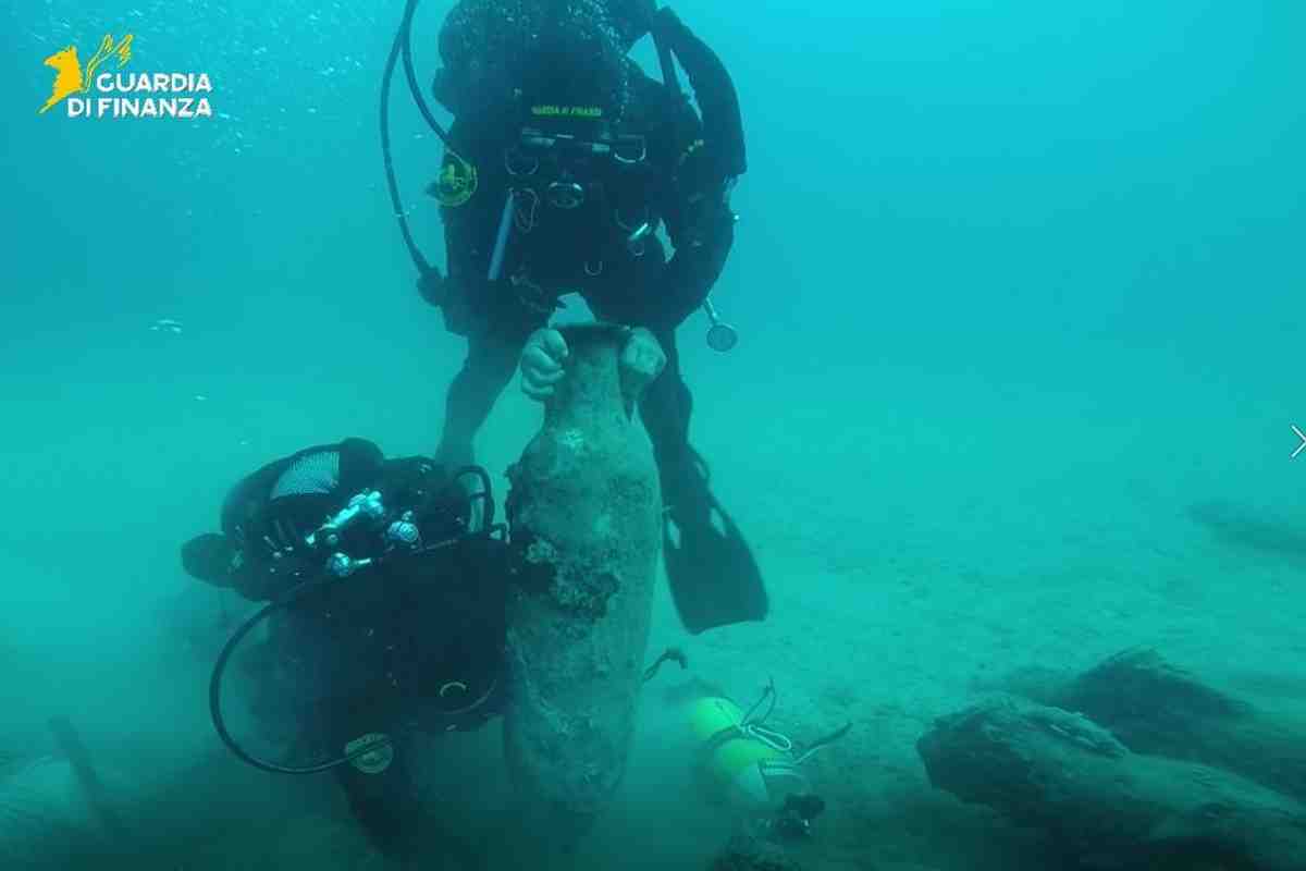 Grande scoperta nelle acque pugliesi: trovata nave romana con carico di anfore Grande scoperta nelle acque pugliesi: trovata nave romana con carico di anfore