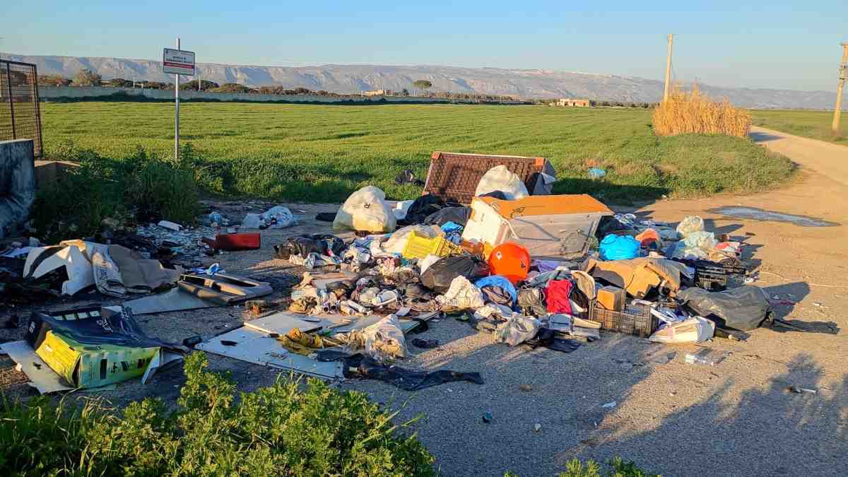 Manfredonia, gli ispettori ambientali del comandante Marasco scoprono una discarica a cielo aperto Manfredonia, gli ispettori ambientali del comandante Marasco scoprono una discarica a cielo aperto