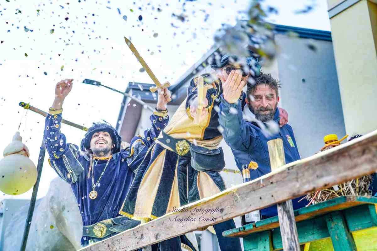 Carnevale di Apricena, trionfo alla seconda uscita: pubblico delle grandi occasioni e successo in crescita Carnevale di Apricena, trionfo alla seconda uscita: pubblico delle grandi occasioni e successo in crescita
