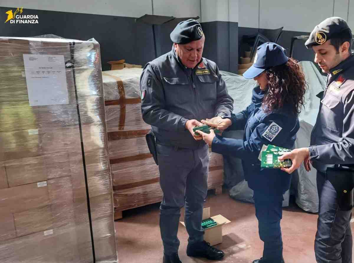 Sequestrate 156mila candele “Made in Italy” false: denunciato imprenditore a Bari Sequestrate 156mila candele “Made in Italy” false: denunciato imprenditore a Bari