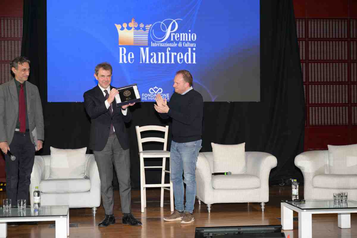 Francesco Giorgino riceve il Premio Re Manfredi a MarketingFest 2026 Francesco Giorgino riceve il Premio Re Manfredi a MarketingFest 2026