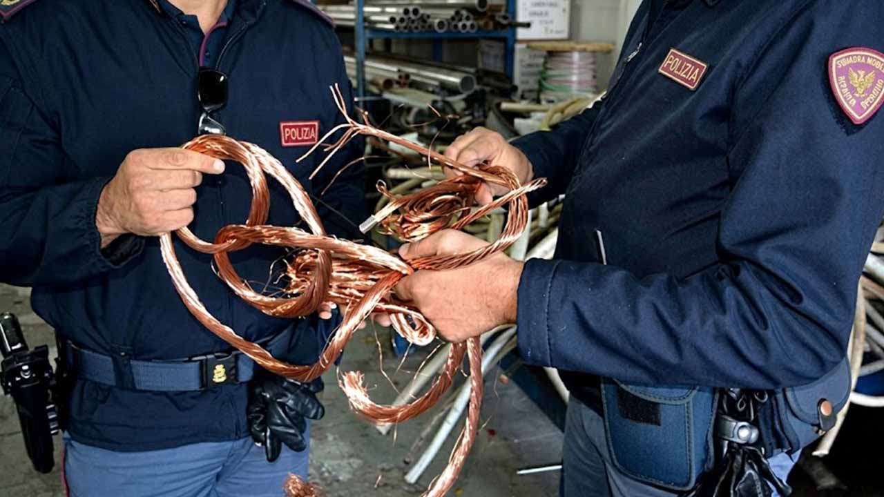 Inseguimento da film a Foggia: rubano 200 kg di “oro rosso” ma la Polfer li incastra in stazione Inseguimento da film a Foggia: rubano 200 kg di “oro rosso” ma la Polfer li incastra in stazione