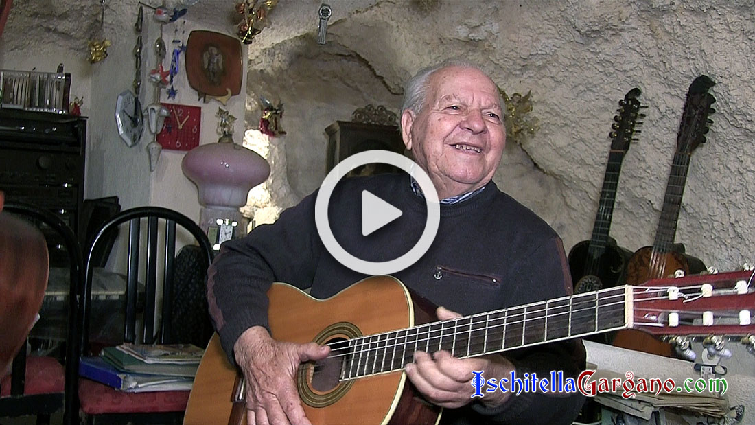 C’è sempre tempo per imparare: a 83 anni Angelo scopre l’amore per la chitarra C’è sempre tempo per imparare: a 83 anni Angelo scopre l’amore per la chitarra