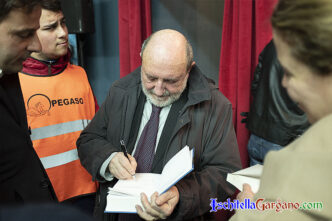 Umberto Galimberti mentre fotografa una copia del suo libro