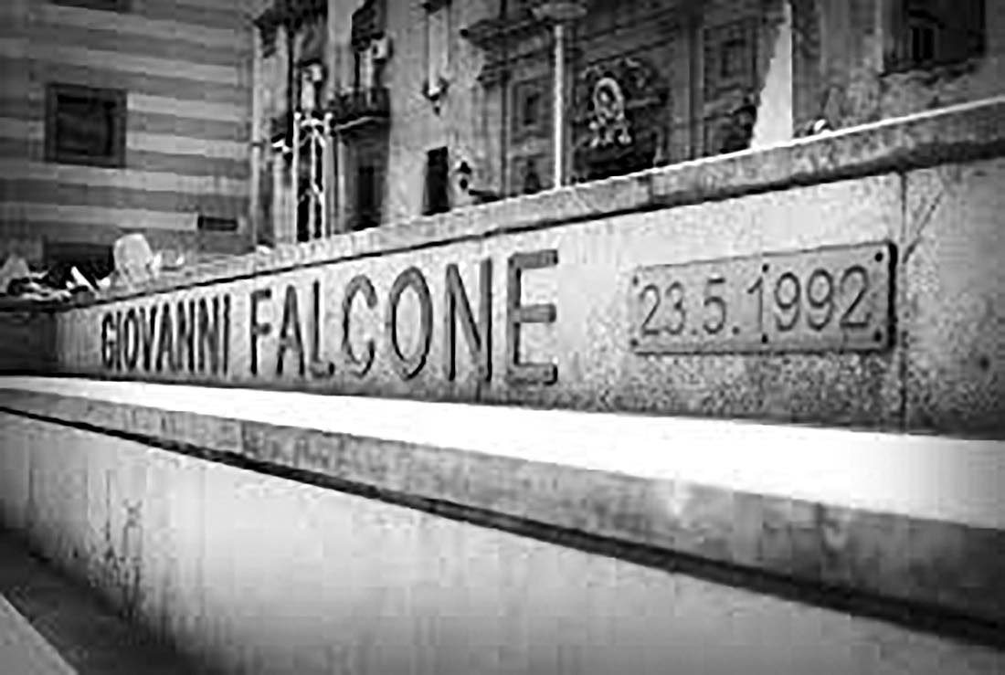 “Il mio balcone è una piazza”. Anche a Peschici un drappo bianco per legalità. Giovanni Falcone