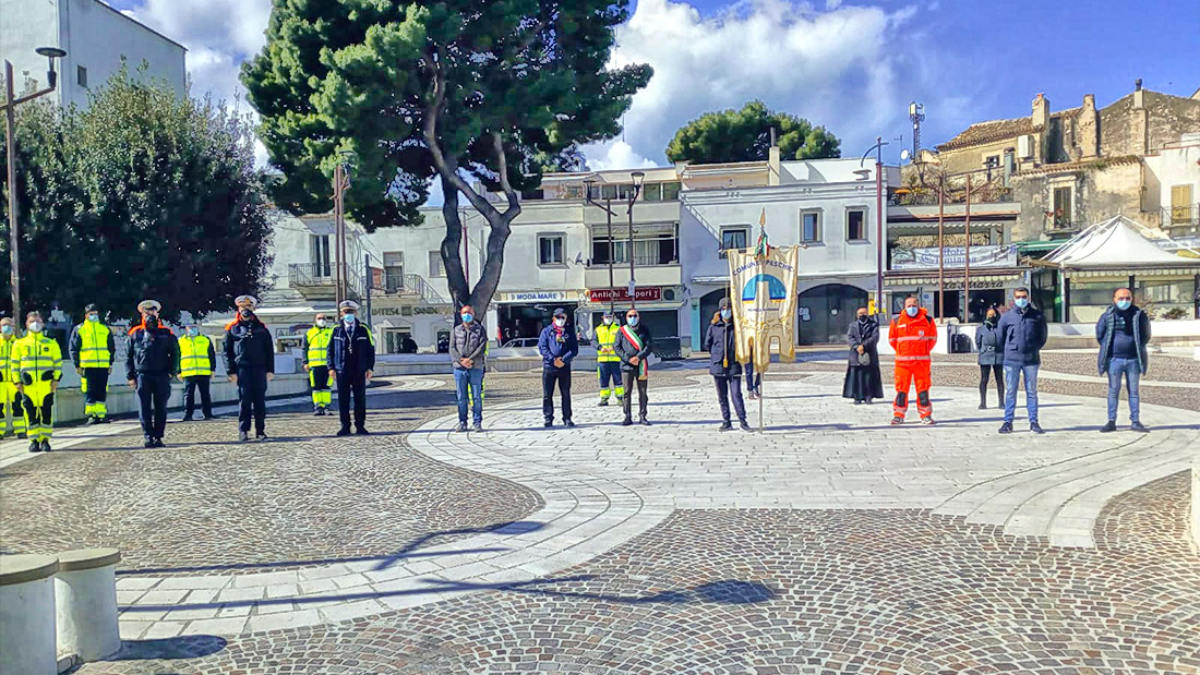 Peschici, un minuto di silenzio per commemorare le vittime del Coronavirus Peschici commemorazione Covid