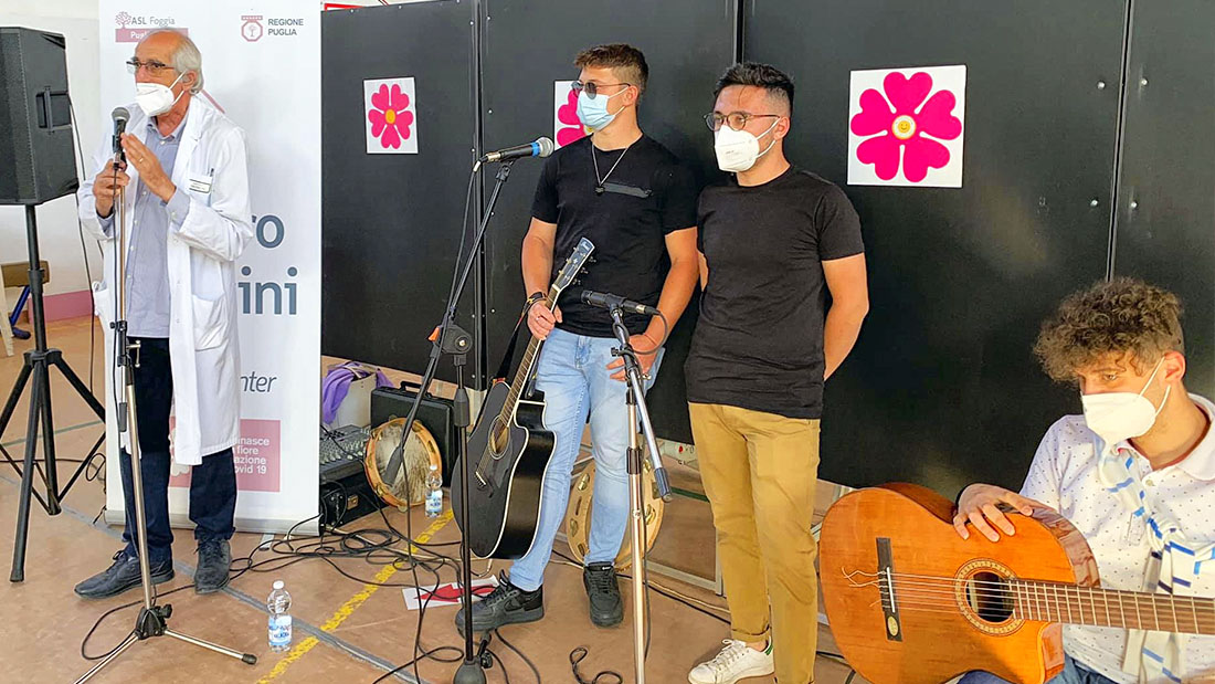 Vieste, migliaia di maturanti vaccinati a suon di musica con i Tarant Folk Tarant Folk Vieste Vaccino