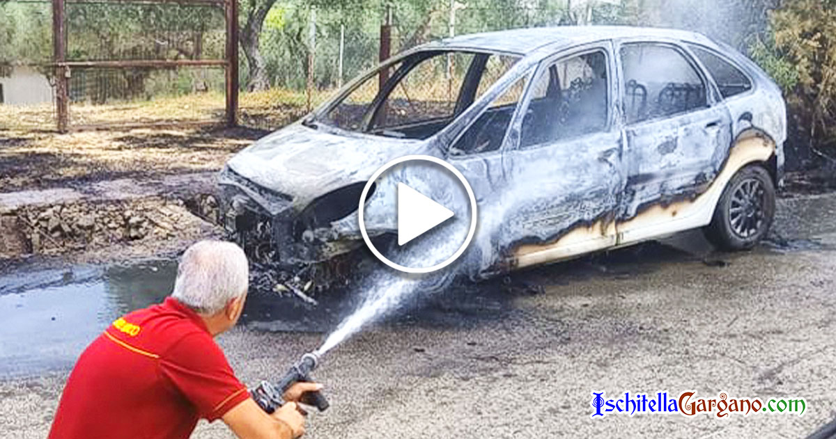 Incendio a Ischitella, auto va a fuoco nei pressi della stazione Incendio auto Ischitella