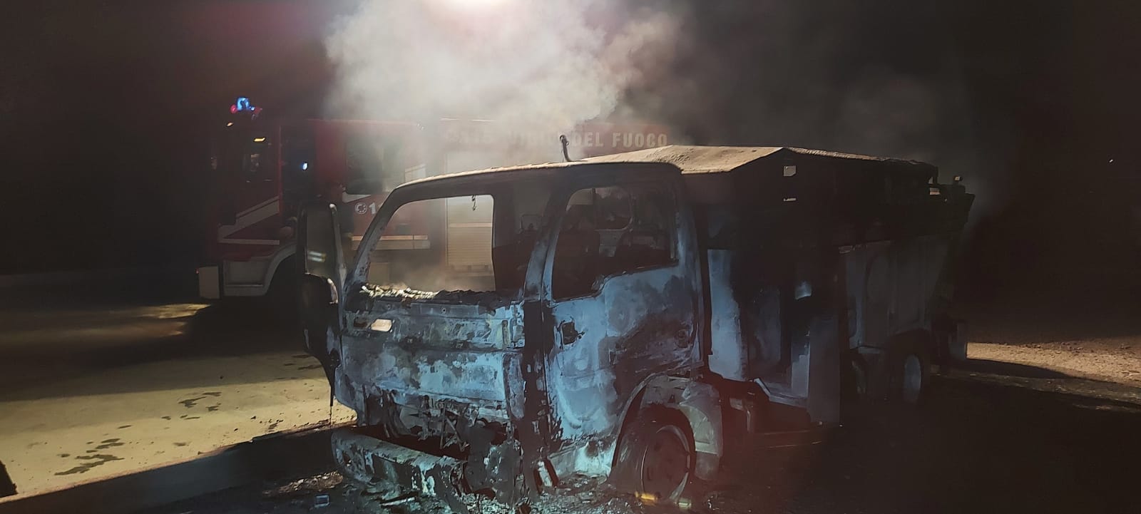 Fiamme nella notte a Peschici, distrutti mezzi per la raccolta dei rifiuti Fiamme nella notte a Peschici, distrutti mezzi per la raccolta dei rifiuti